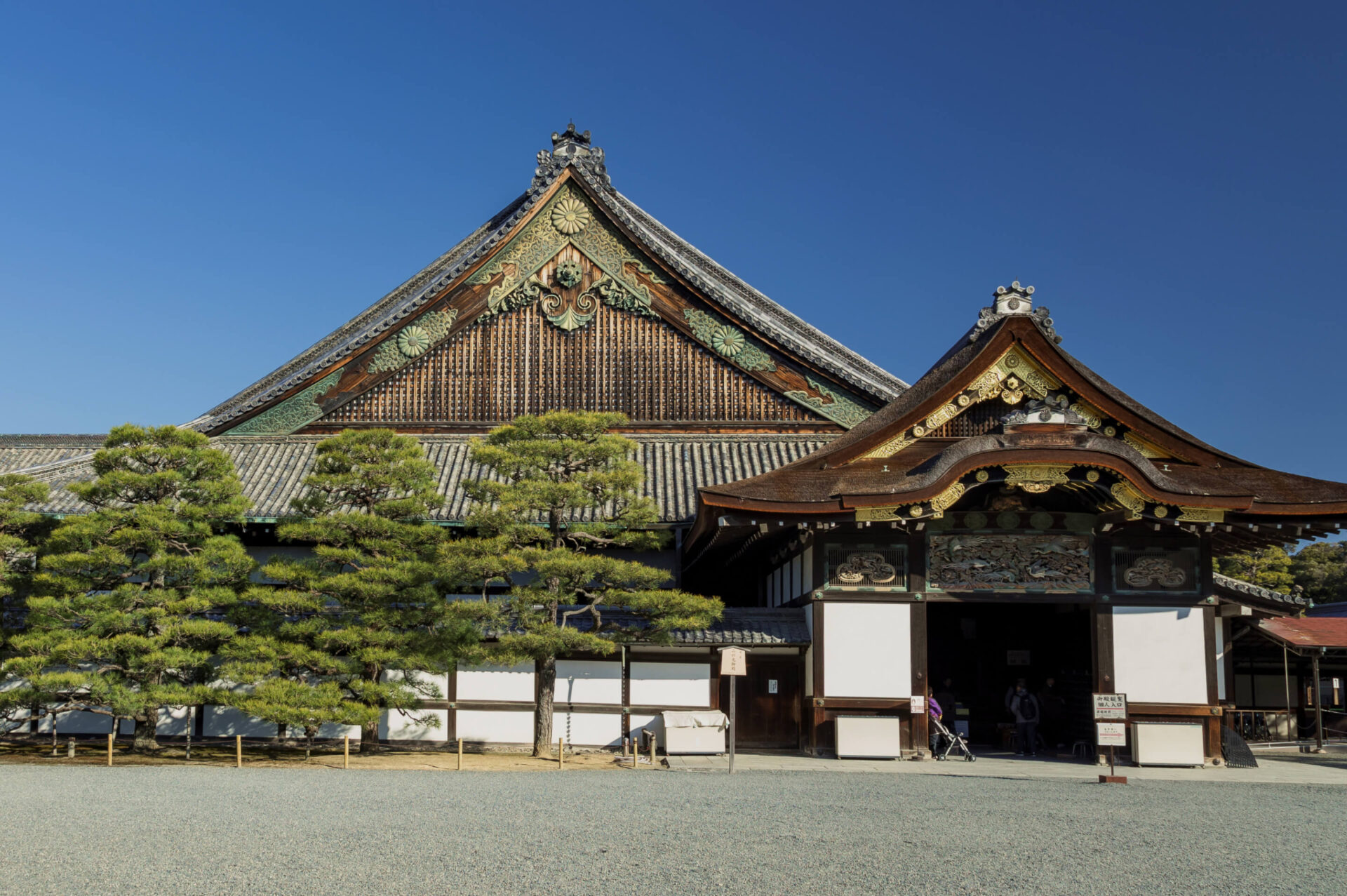 紅葉に染まる嵐山の保津川を進む屋形船。