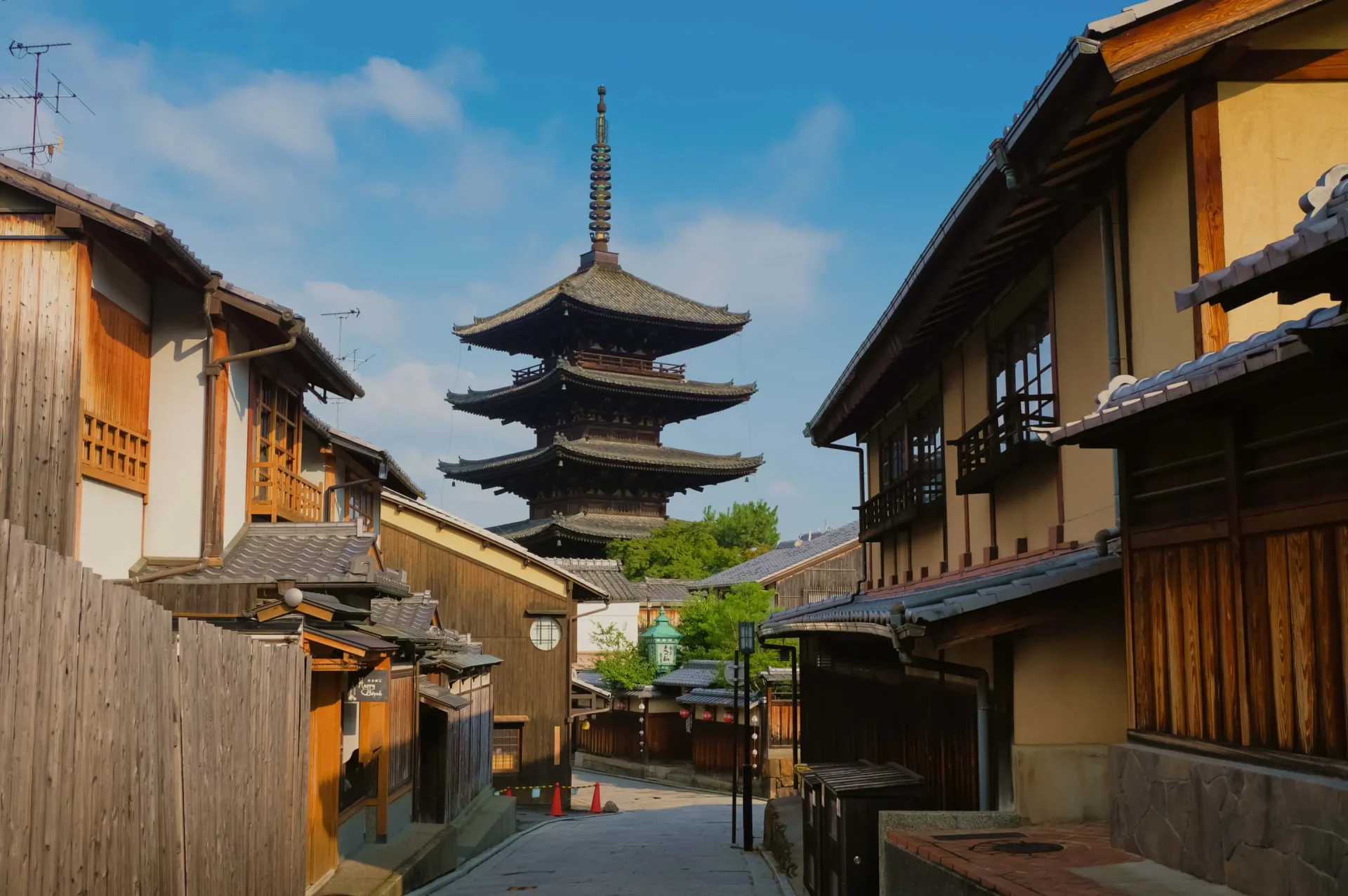 法観寺・八坂の塔を背景にした京都東山の街並み。