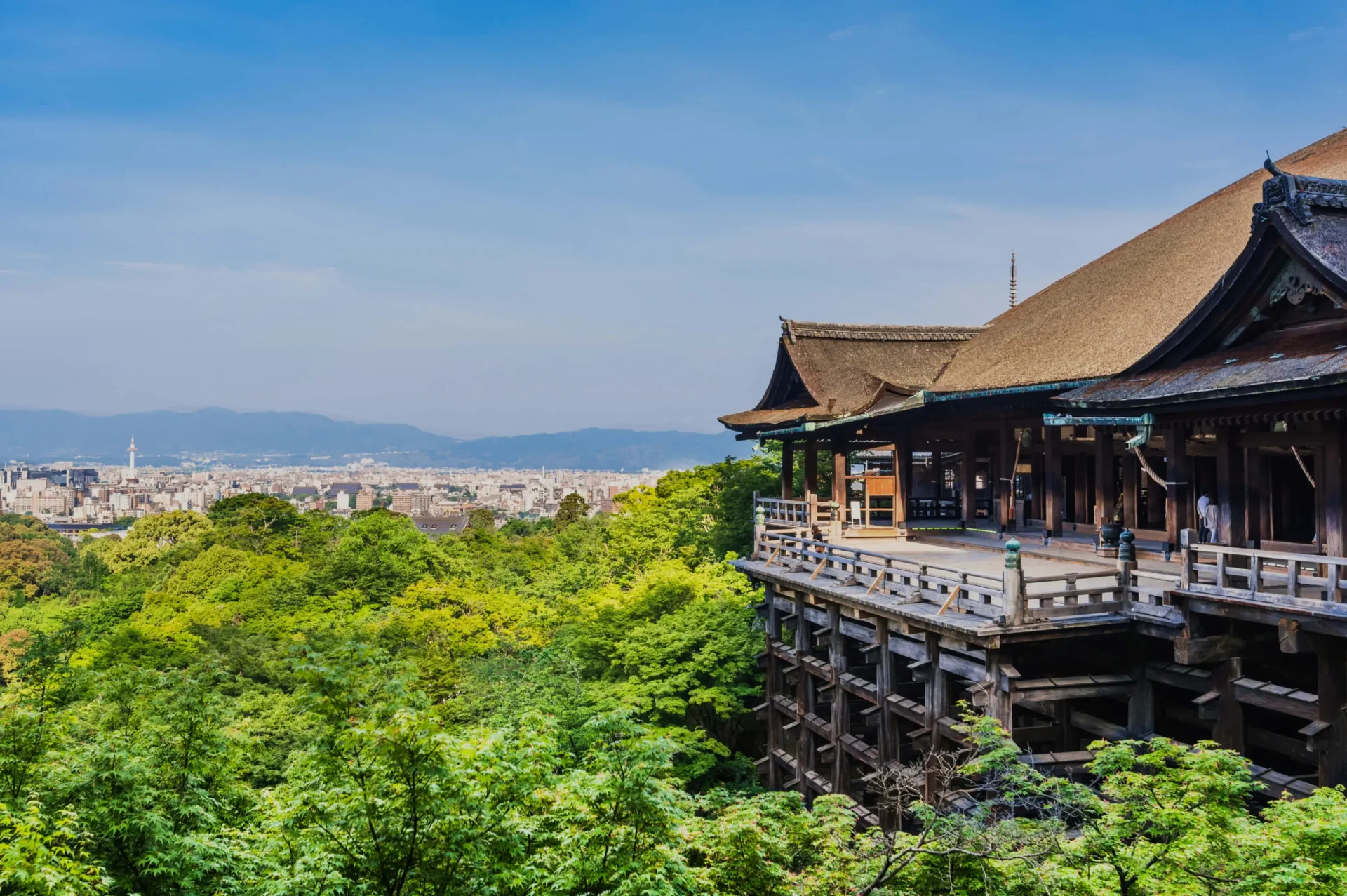 秋色に色づく山々を背にした嵐山の渡月橋。